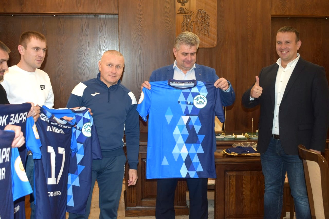  Андрей Потрясаев вручил ивнянским футболистам новую форму  
