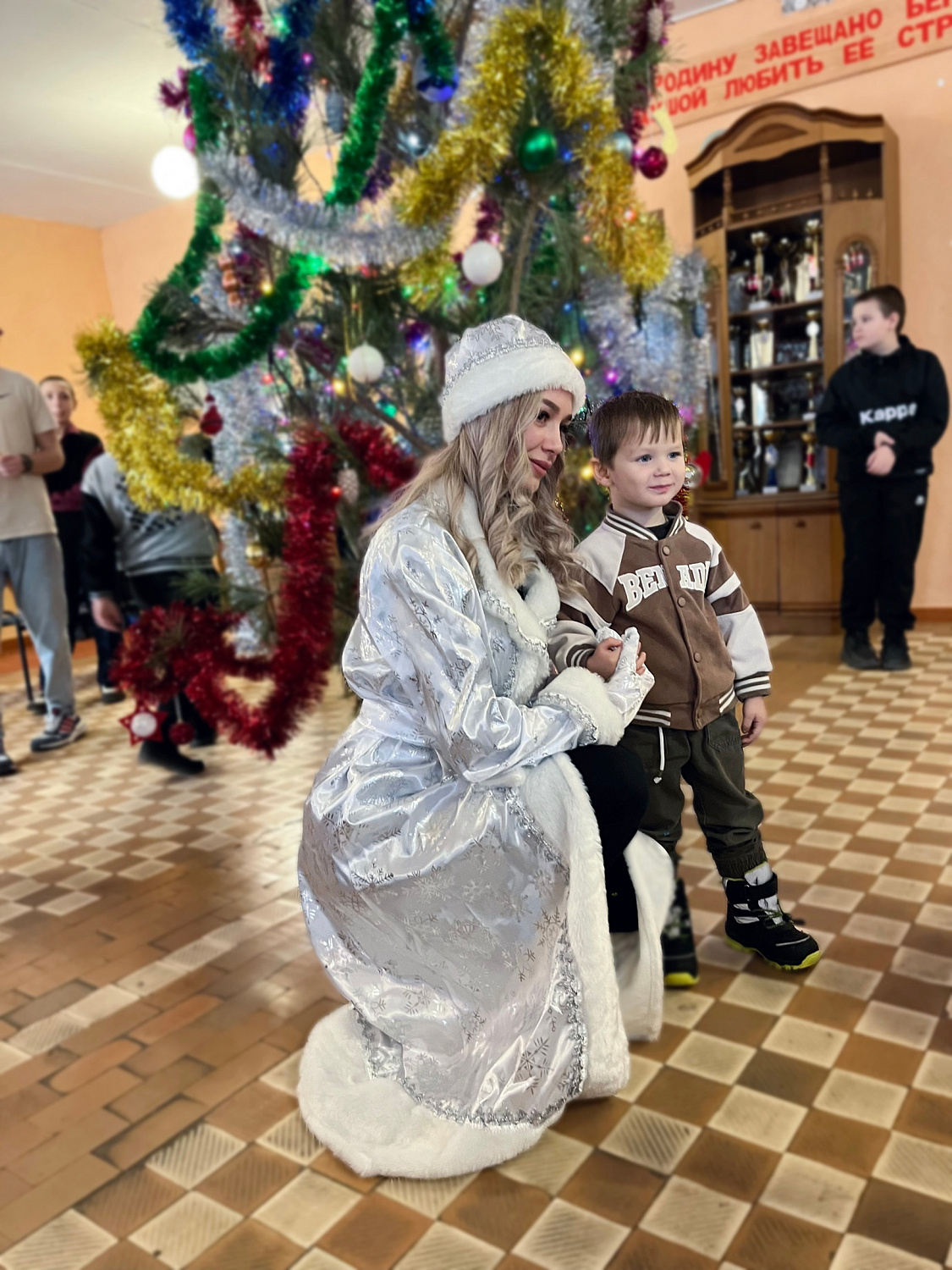 «Пчёлка» и «Владимировский сад» поздравили особенных деток и ребят из многодетных семей с Новым годом и Рождеством